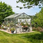 Byt ut trasiga glas i växthuset